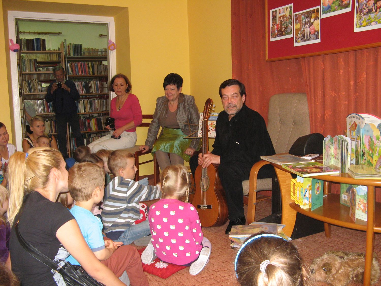 Trzeci dzie take upyn pod znakiem ksiek i muzyki. W Bibliotece zagoci muzyk, gitarzysta, nauczyciel, Marek Tabisz, 13.06.2012 r.