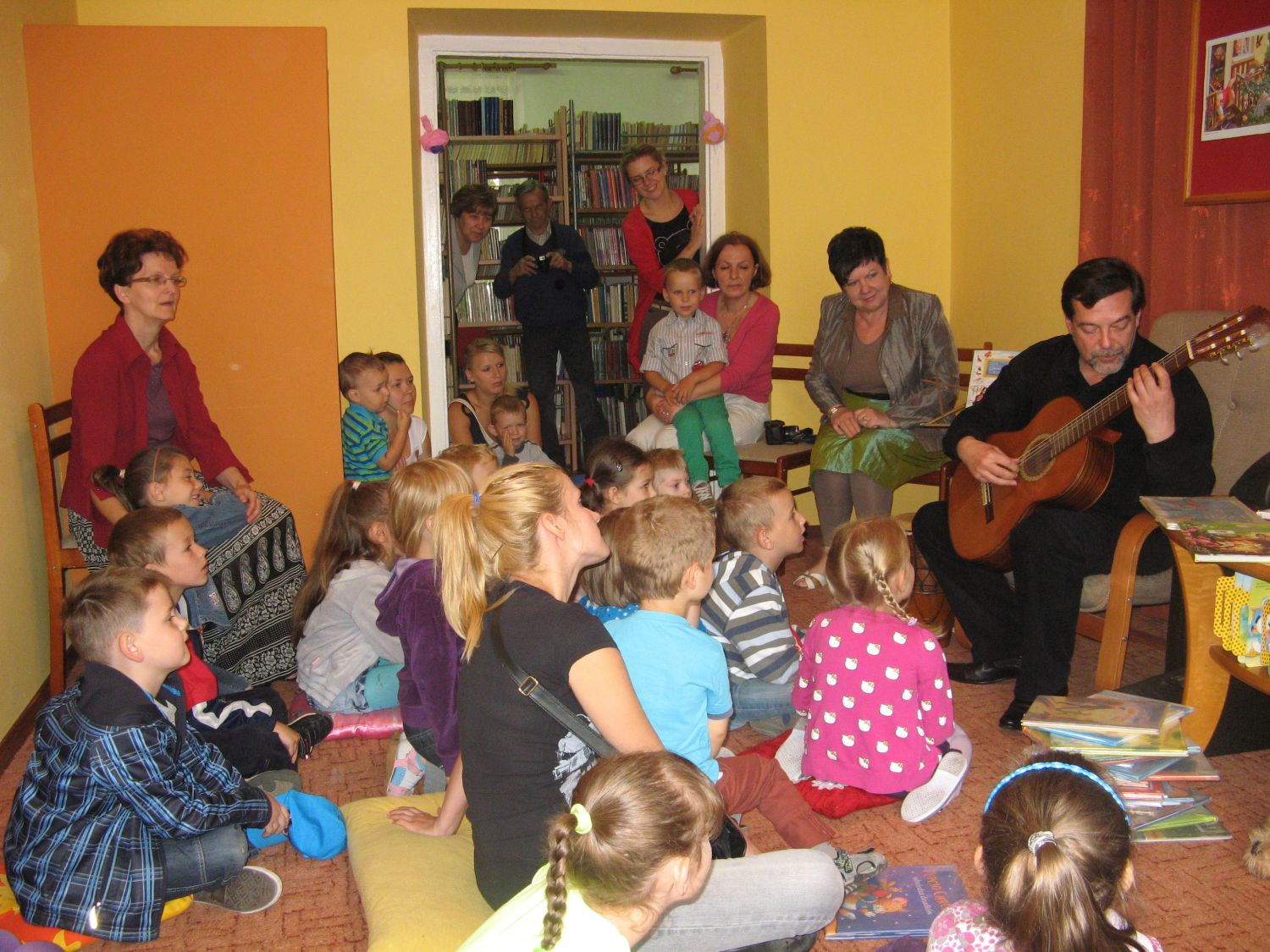 Dzieci usłyszały grę Marka Tabisza na gitarze, 13.06.2012 r.