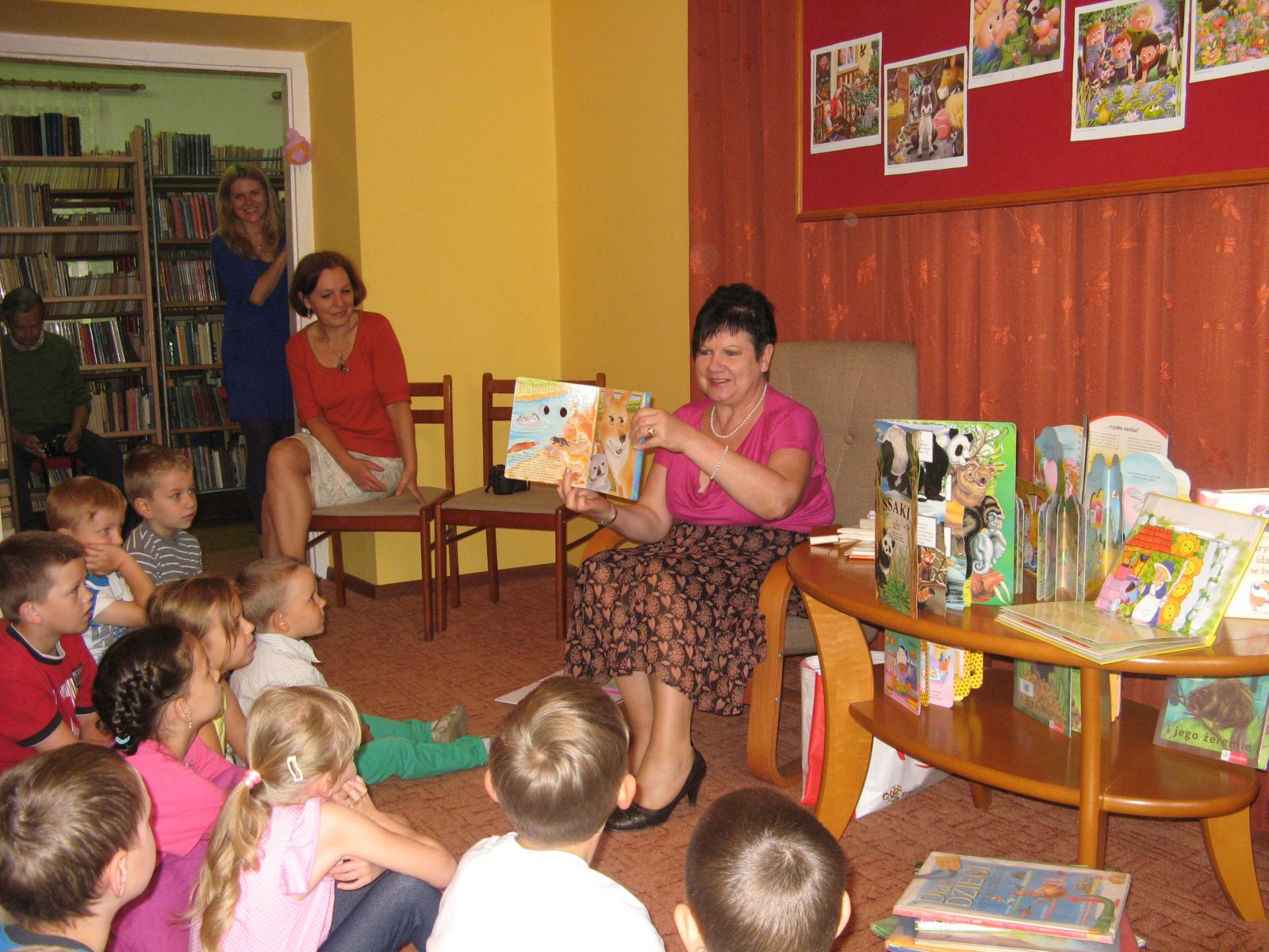 Do krainy rozmaitych ksiek zaprosia dzieci dyrektor Biblioteki Miejskiej Maria Winiewska, 14.06.2012 r.