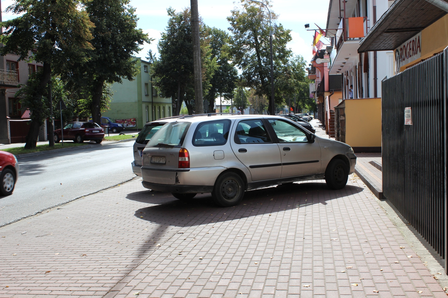 Ulica Pocka i parkujce przy niej samochody. W dniu 6 wrzenia 2016 r. delikwent z lipnowsk rejestracj zatarasowa cay chodnik. Kobiety z dziemi na wzkach, niepe­nosprawni,  staruszki z wzkami mieli nie lada orzech do zgryzienia jak przej. W tym miejscu od dawna a prosi si o patrol stray miejskiej lub policji, bo dochodzi tu do skandalicznych absurdw zwizanych z bezmylnym parkowaniem!