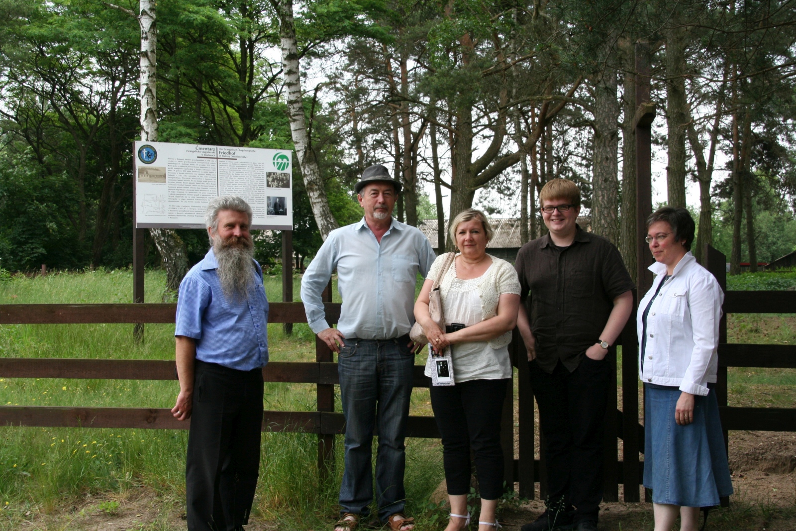 Cmentarz w Biaasach, na zdj. Pawe B.Gsiorowski, Zdzisaw Dumowski, Grayna Kos, Tomasz Kowalski, Birgit Steinke, 14 czerwca 2013 r.