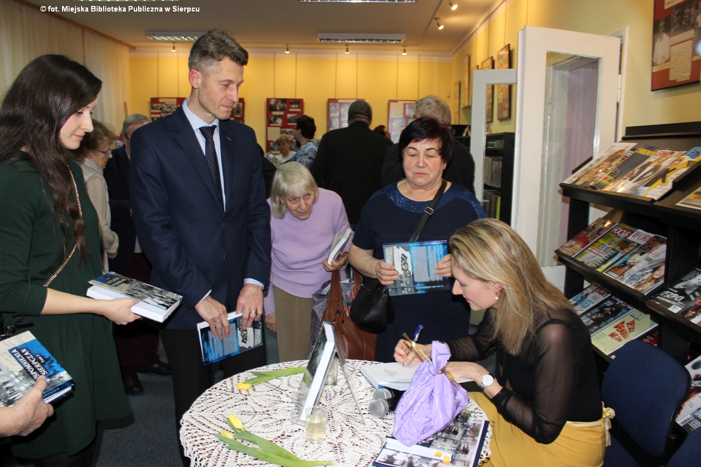 Autorzy publikacji skadali podpisy na egzemplarzach ksiki. Na zdjciu m.in. Mieczysawa Roniak - autorka piknych wspomnie o Borkowie Wielkim i Magdalena Staniszewska - redaktor naczelna tomu, autorka jednej z zawartych w ksice historii o Piotrze Tuaczu i zapocztkowanych  przez niego sierpeckich tradycjach cukierniczych.