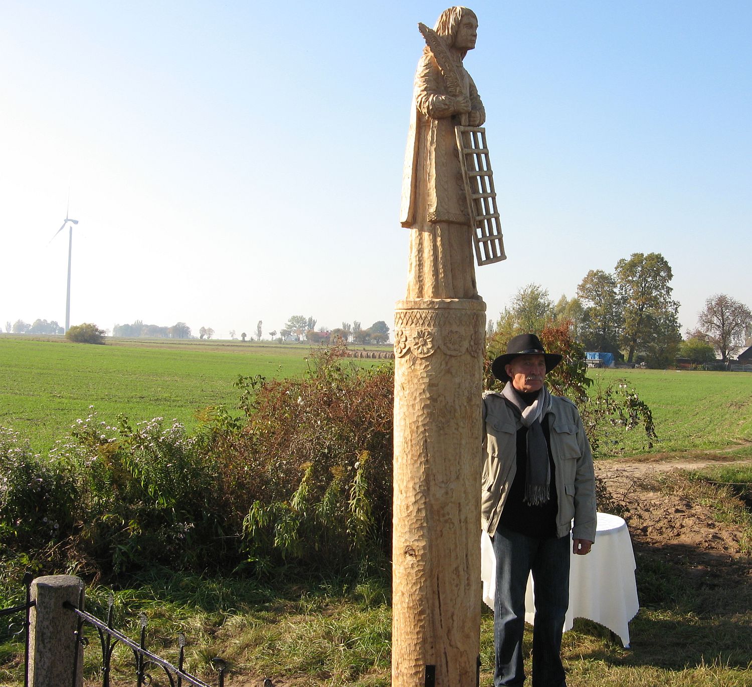 Sierpecki rzebiarz Edmund Szpanowski przy swoim dziele - nowej figurze w. Wawrzyca w Starym Piastowie, 20.10.2012 r.