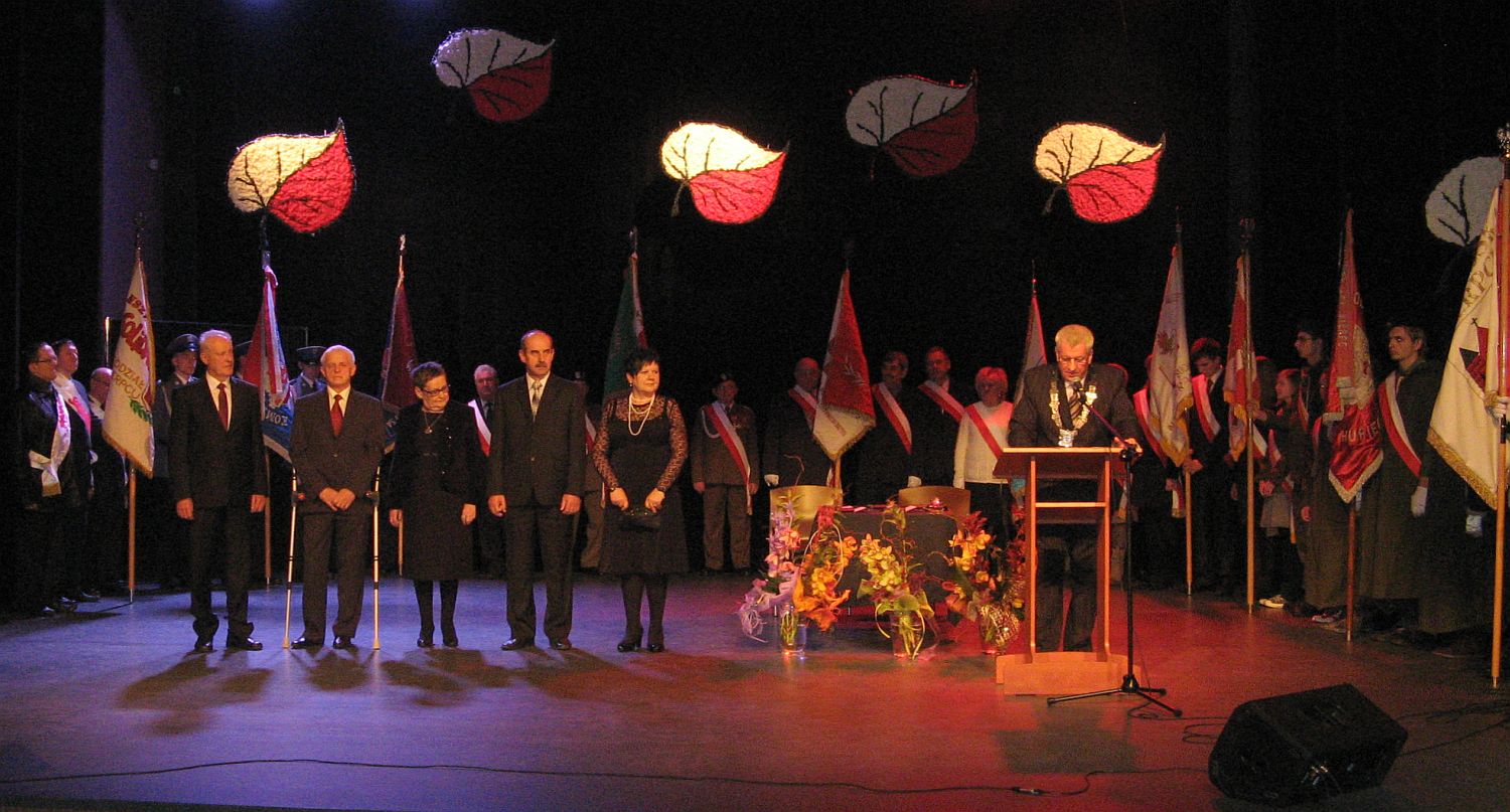 Na scenie pitka laureatw medalu Zasuony dla Miasta Sierpca 2012: Maria Winiewska, Micha Gowacki, Danuta uawnik, Wojciech Weber, Jakub Grodzicki a wraz z nimi przy mwnicy przewodniczcy Rady Miejskiej Marek Chrzanowski, 11.11.2012 r.