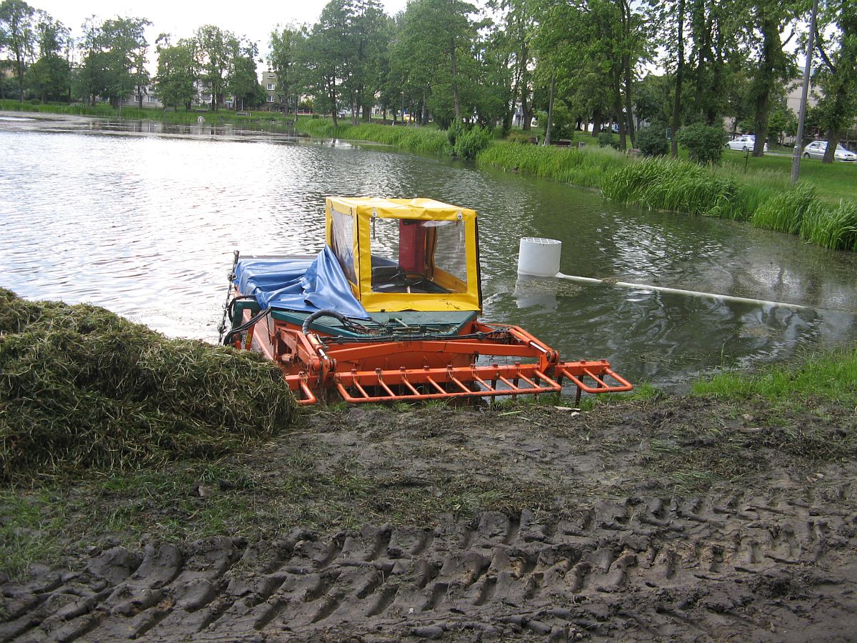 Kombajn przy brzegu Jezirek, 4.06.2009 r.