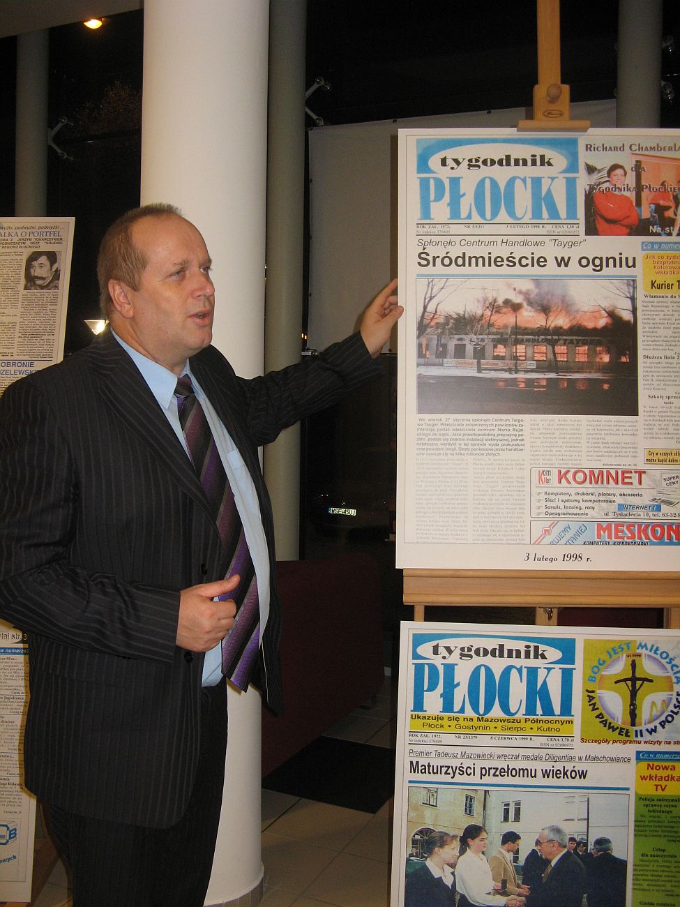 Redaktor naczelny Tygodnika Pockiego Tomasz Szatkowski w trakcie prezentacji tytuowych stron pisma.