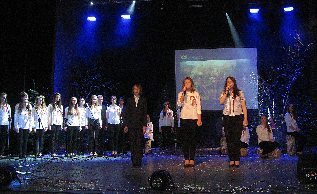 Młodzież Gimnazjum Miejskiego w trakcie patriotycznego programu słowno-muzycznego,  15.02.2013 r.