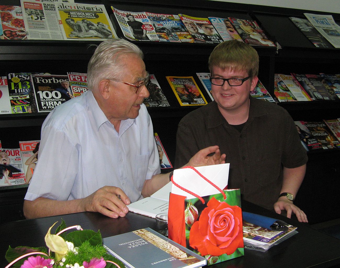 Jan Burakowski i Tomasz Kowalski. Pisarz nie kryje swojego uznania w stosunku do modego pokolenia sierpczan, ktre tak godnie kontynuuje rozpoczte przez niego w latach 90. XX wieku dzieo opisywania i odkrywania lokalnych wydarze i historii. Tomasz Kowalski wpisuje si w, jak to okreli Pan Jan, 