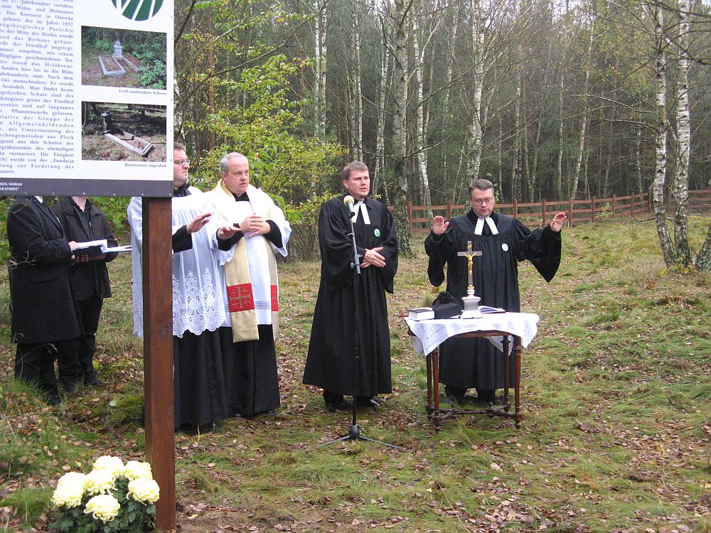 Naboestwo ekumeniczne na cmentarzu w Oswce.