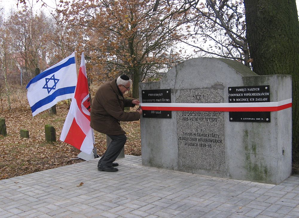Nowe tablice na pomniku odsoni Jan Jagielski z ydowskiego Instytutu Historycznego.