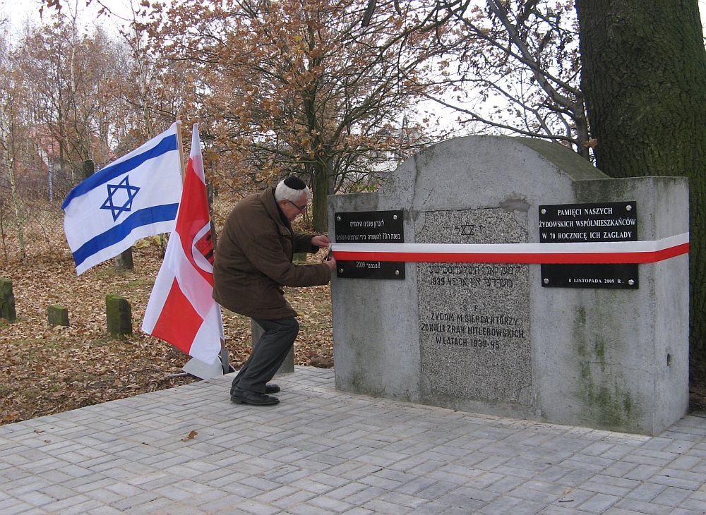 Nowe tablice na pomniku odsoni Jan Jagielski z ydowskiego Instytutu Historycznego.