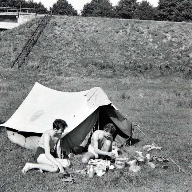 Biwak uczestników wycieczki w okolicach Sierpca, 1959 rok.