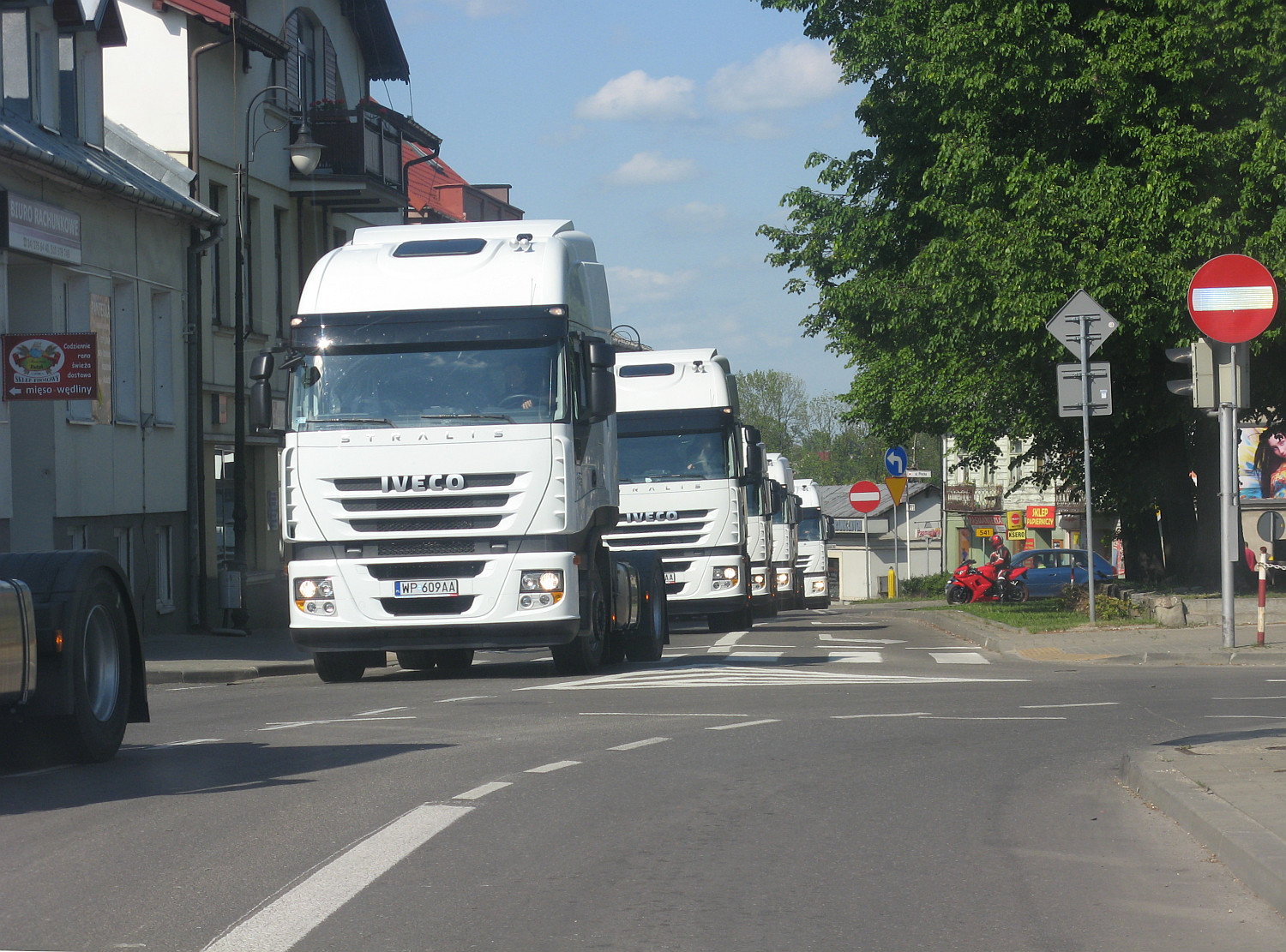 Niezwyky widok na ulicy Piastowskiej - przejazd okoo 30 jednakowych cignikw siodowych Iveco. Przejazdowi towarzyszy dwik klaksonw :), 19.05.2012 r.