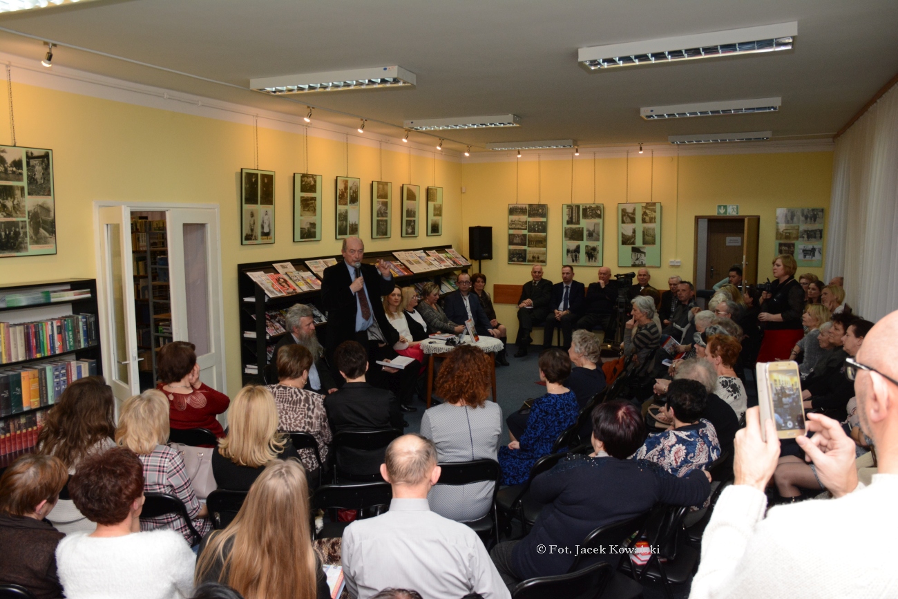 Publiczno zgromadzona w sali Czytelni sierpeckiej Biblioteki