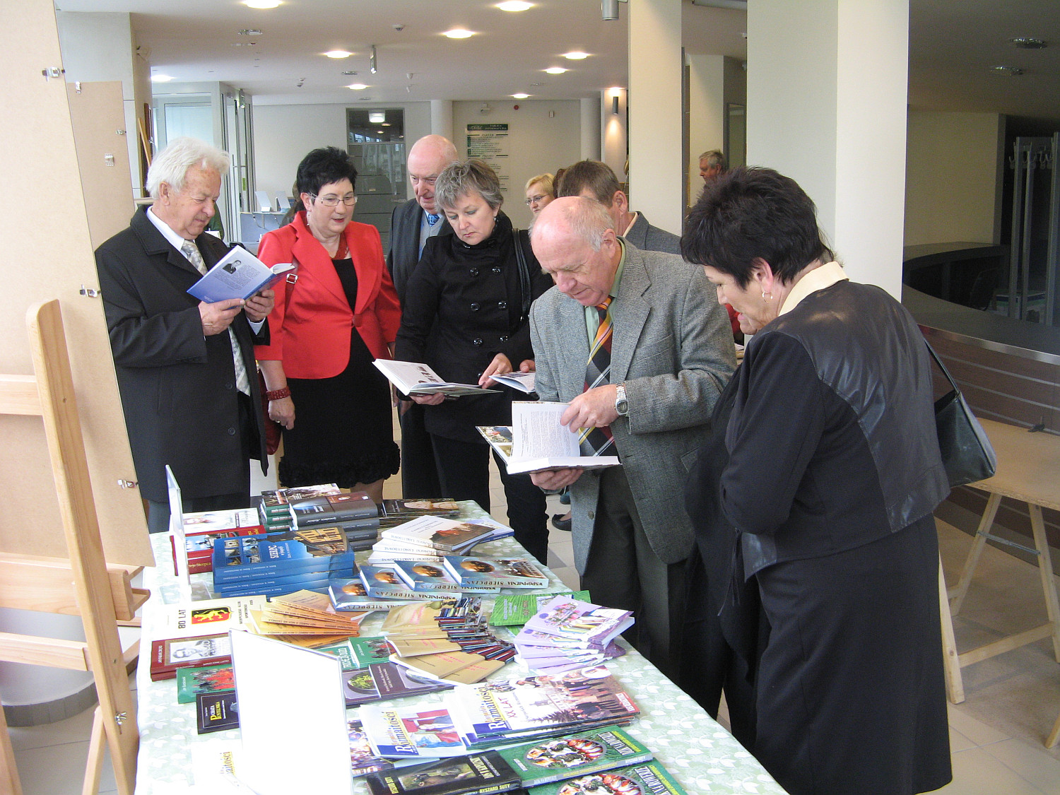 Stoisko Biblioteki Miejskiej na Jarmarku Sierpeckim. Obok publikacji z 2012 roku naby mona byo take prawdziwe sierpeckie unikaty ksikowe, 13.05.2012 r.