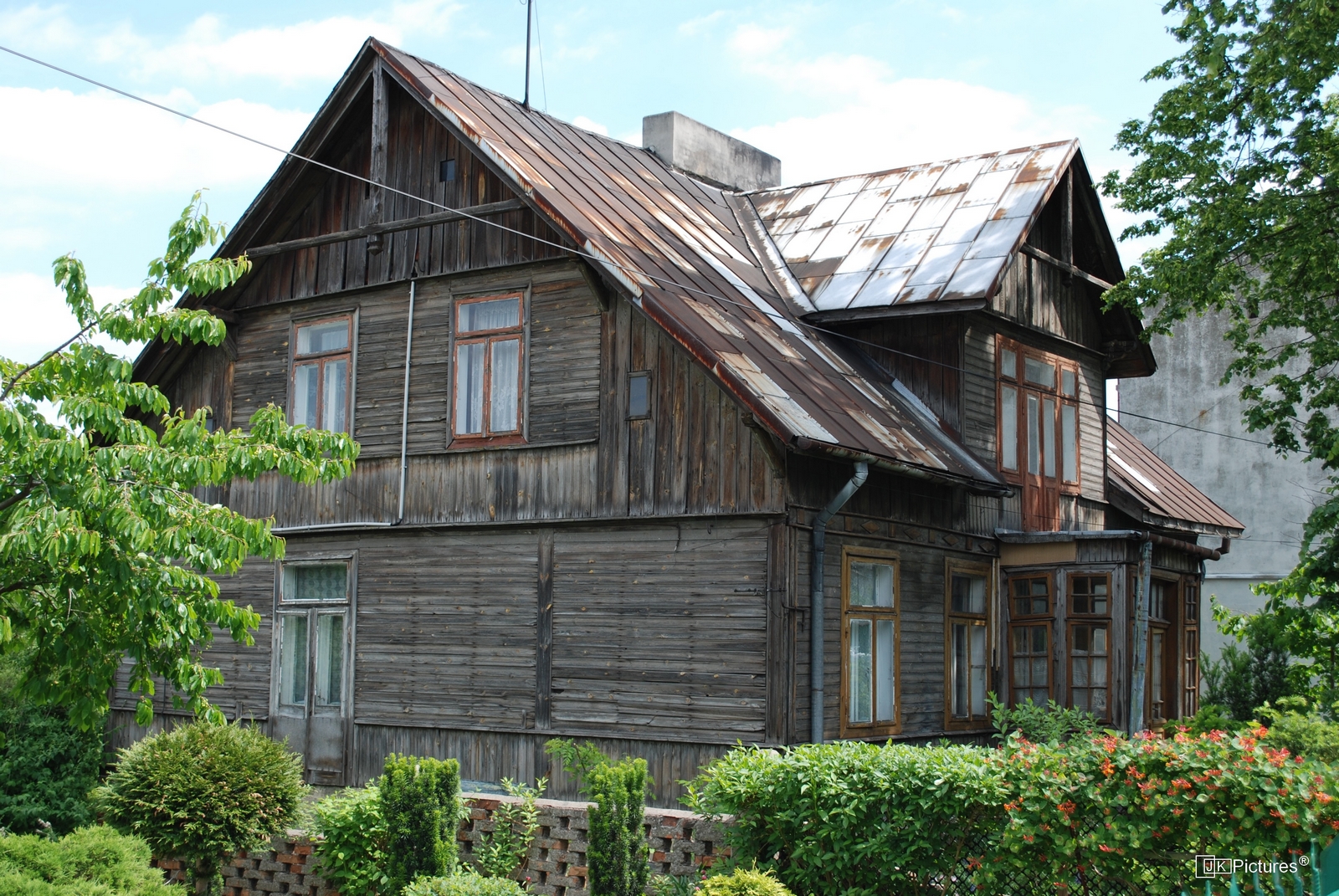 Zabytkowy drewniany dom przy ul. Narutowicza, czerwiec 2012 r.