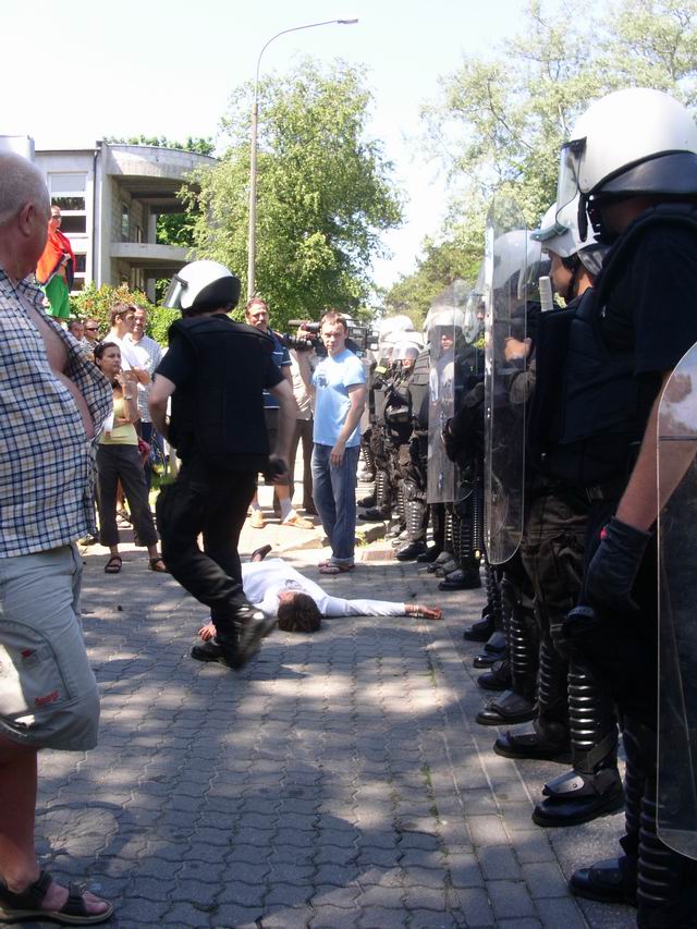 Policjanci stali niewzruszeni nie dajc si sprowokowa...