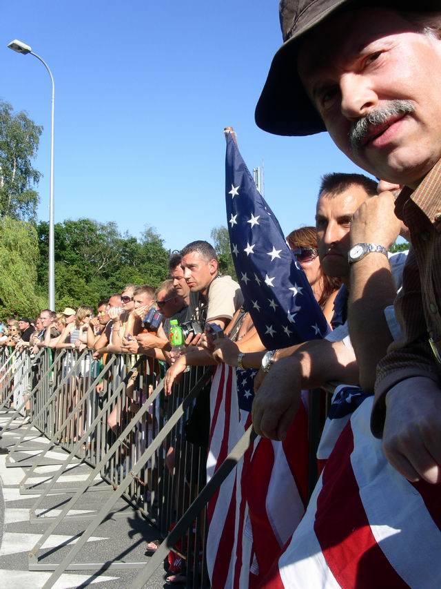 Za barierkami zgromadzio si ok. tysica osb. Cz po cichu liczya na niezaplanowany punkt wizyty czyli zatrzymanie si kawalkady i rozmow z gociem.