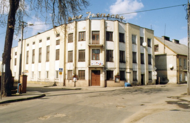 Dom Katolicki w Sierpcu. We wrzeniu 1935 roku wywicono fundamenty pod budow gmachu. Sam obiekt oddano do uytku w sierpniu 1937 roku. Znajdowaa si tu obszerna sala widowiskowa, w ktrej wywietlano take filmy. W czasie okupacji Niemcy przebudowali pomieszczenia na nowoczesne kino - po wojnie nazwane kinem 