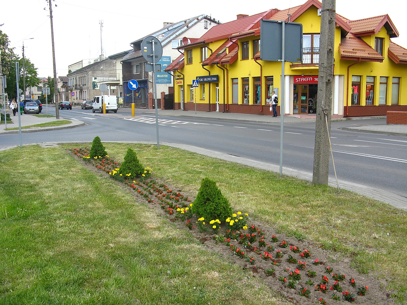 Obsadzona kwiatami jednorocznymi rabata przy ulicy Piastowskiej, 19.05.2015 r.