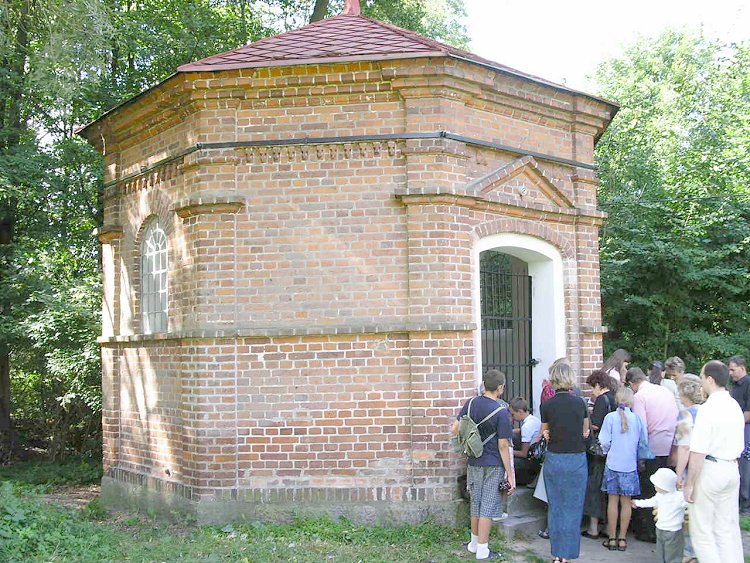 Kapliczka przyklasztorna - obudowana w 1901 r. studzienka.<BR>Wedug  legendy, dziecko, ktro wpado do studni, wypyno w rzece kilkadziesit metrw dalej, zdrowe i cae.