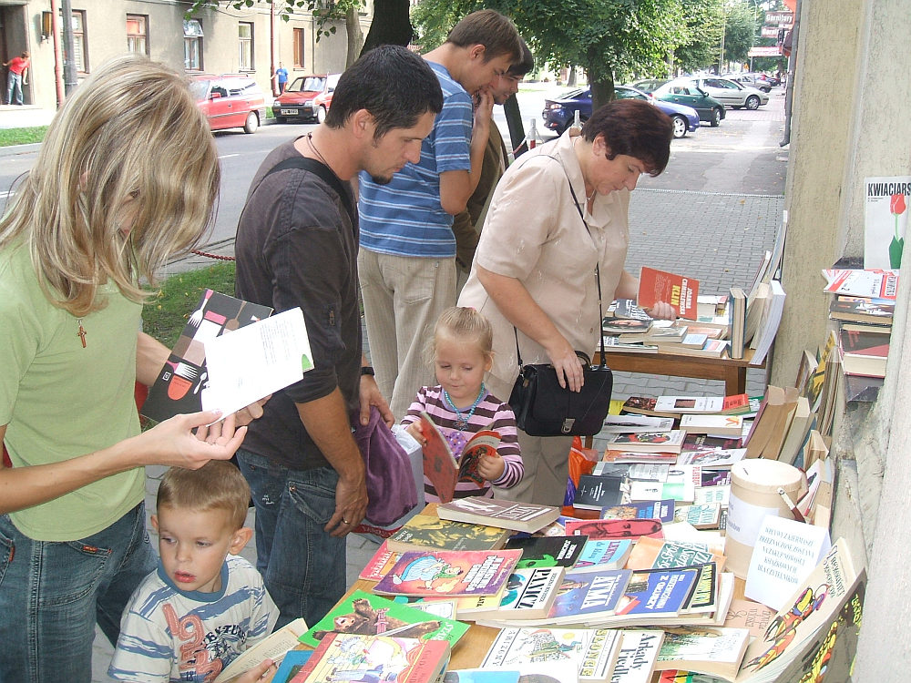 Ciekawe publikacje oferowane podczas Kiermaszu przycigay mionikw ksiek.