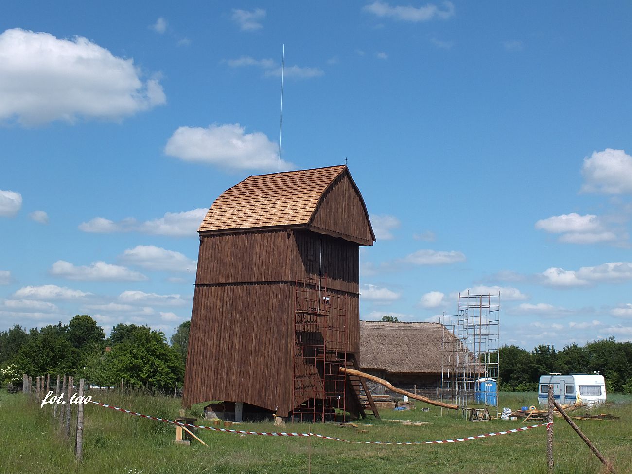 Jeszcze tylko migo i gotowe. Renowacja wiatraka w skansenie, czerwiec 2020 r.