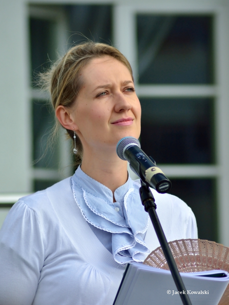 Izabela cka - Magdalena Staniszewska - zwizana zawodowo z Miejsk Bibliotek Publiczn w Sierpcu, autorka programu o nowociach wydawniczych w Tv Sierpc 