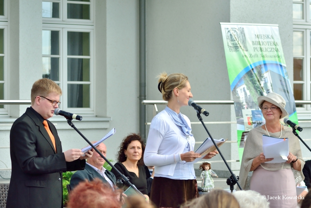 Narrator (Tomasz Kowalski), Izabela cka (Magdalena Staniszewska), hrabina Karolowa (Barbara Wierzbicka)