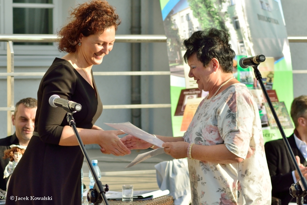 Podzikowanie dla pani wiceburmistrz Ewy Leszczyskiej od dyrektor MBP Marii Winiewskiej