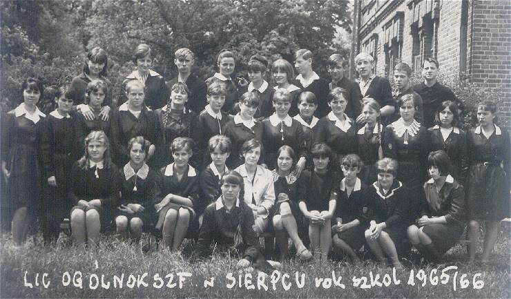 Wychowankowie Liceum Ogólnokształcącego - rocznik 1965/66. Wychowawczyni - Irena Roszkowska.<BR>Uczniowie w porządku alfabetycznym: M.Bigorajska, W.Bońkowska, J.Bułakowski, W.Buczkowski, H.Bytner, J.Chrzanowski, M.Chrzanowski, J.Domańska, Z.Gajewska, B.Goździkowska, K.Gruk, J.Jaworska, M.Joniak, P.Krukowski, B.Kwiatkowska, D.Kwiatkowska, E.Majcher, G.Majcher, Z.Malankowska, B.Mieszkowska, H.Nowicka, D.Oprawa, J.Ostrowska, K.Pesta, I.Przybyłowska, E.Szablewska, A.Szaleniec, H.Skierska, B.Szałkucka, M.Szczęsna, A.Tomaszewska, E.Wilińska, K.Witkowska, A.Ziółkowska