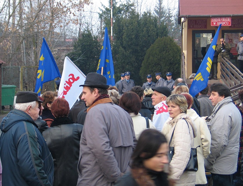 Przy Starostwie, nad spokojnym przebiegiem czuwao jedynie kilku policjantw.