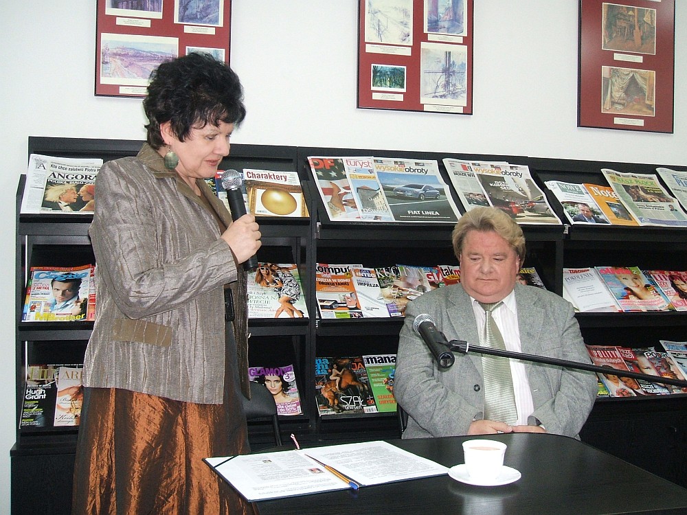 Spotkanie w Czytelni rozpocza dyrektor MBP Maria Winiewska