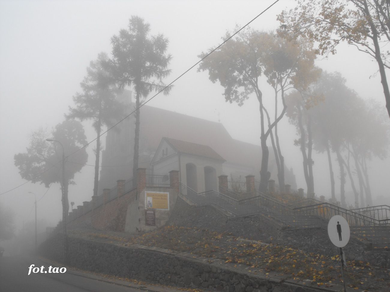 Poranna mga. Widok na wzgrze Loret i sierpecki Klasztor, 21.10.2012 r.