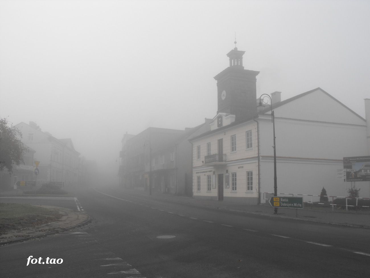 Poranna mga. Widok na ratusz i ul. Pock, 21.10.2012 r.