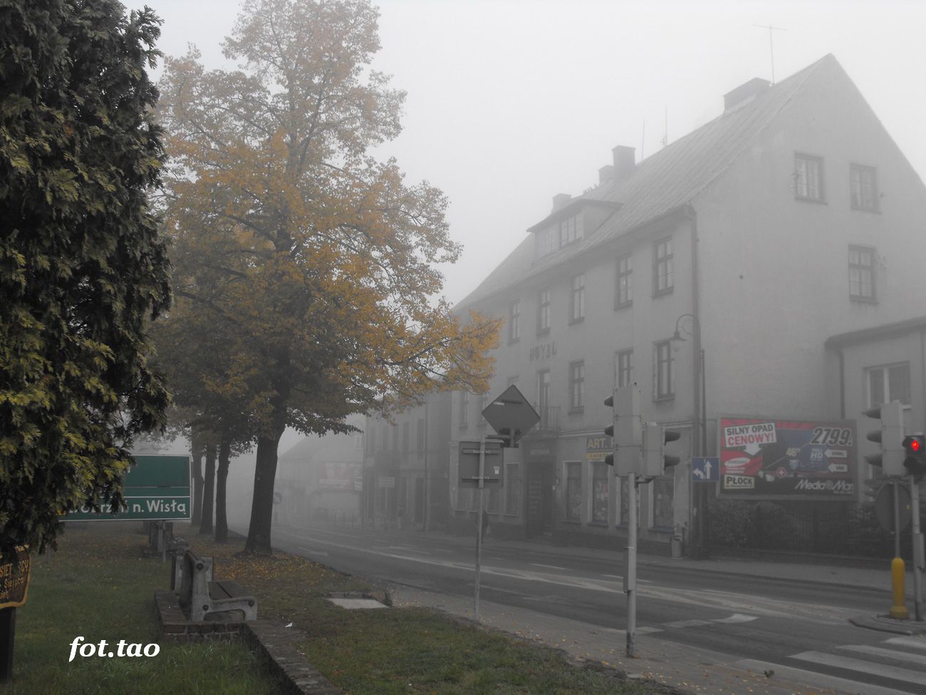 Widok na dawny hotel przy ul. Pockiej, otulony porann mg, 21.10.2012 r.