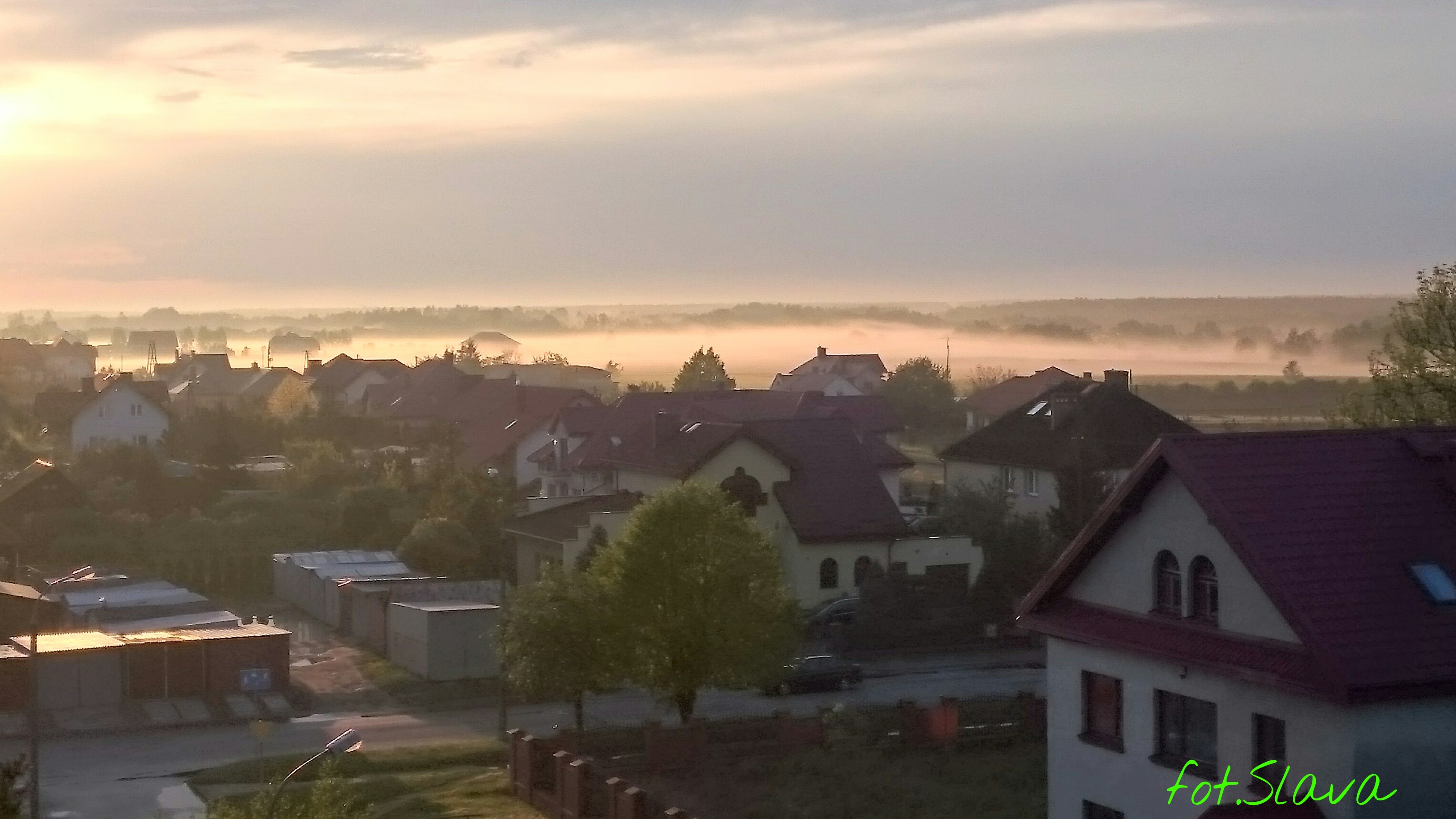 Godz 20:00, zachodzce soce owietla mg nad polami, powstajc po popoudniowej ulewie, 11.05.2016 r.