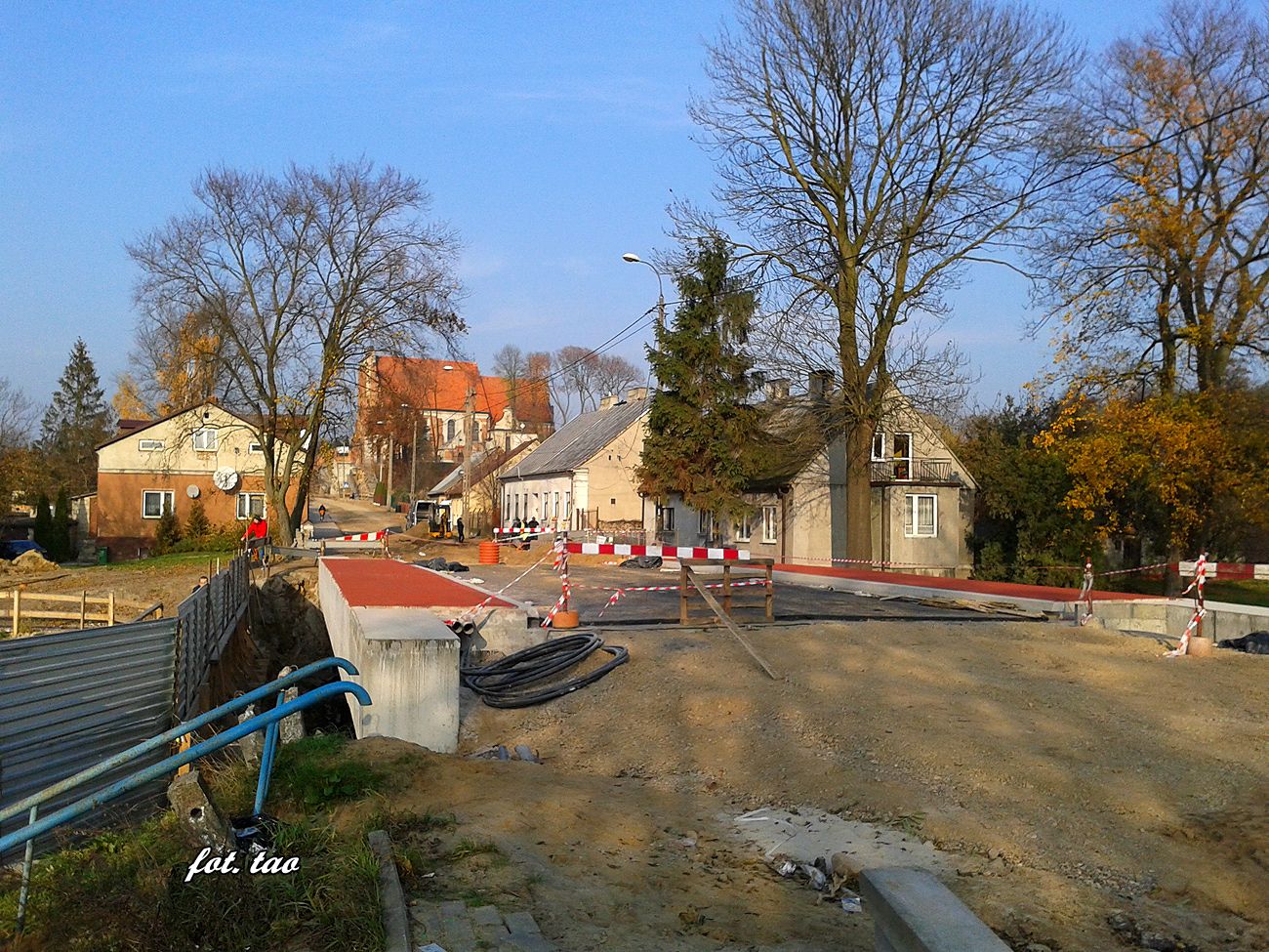 Gwna konstrukcja mostu nad Sierpienic ju prawie gotowa. W tle roboty ziemne na ul. Wojska Polskiego i przy wzgrzu Loret, 30.10.2015 r.