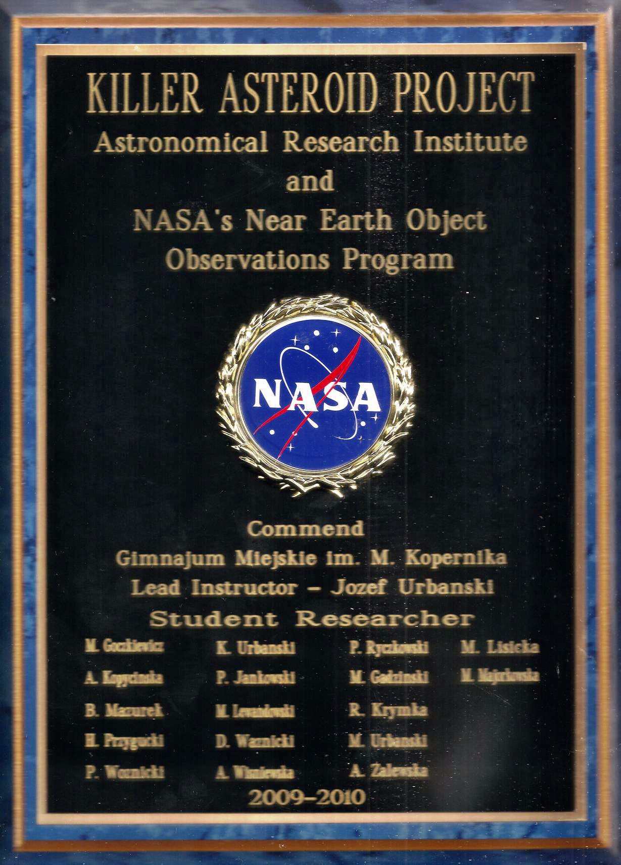 Zdjcie pomitkowej tablicy NASA i przykadowy dyplom.