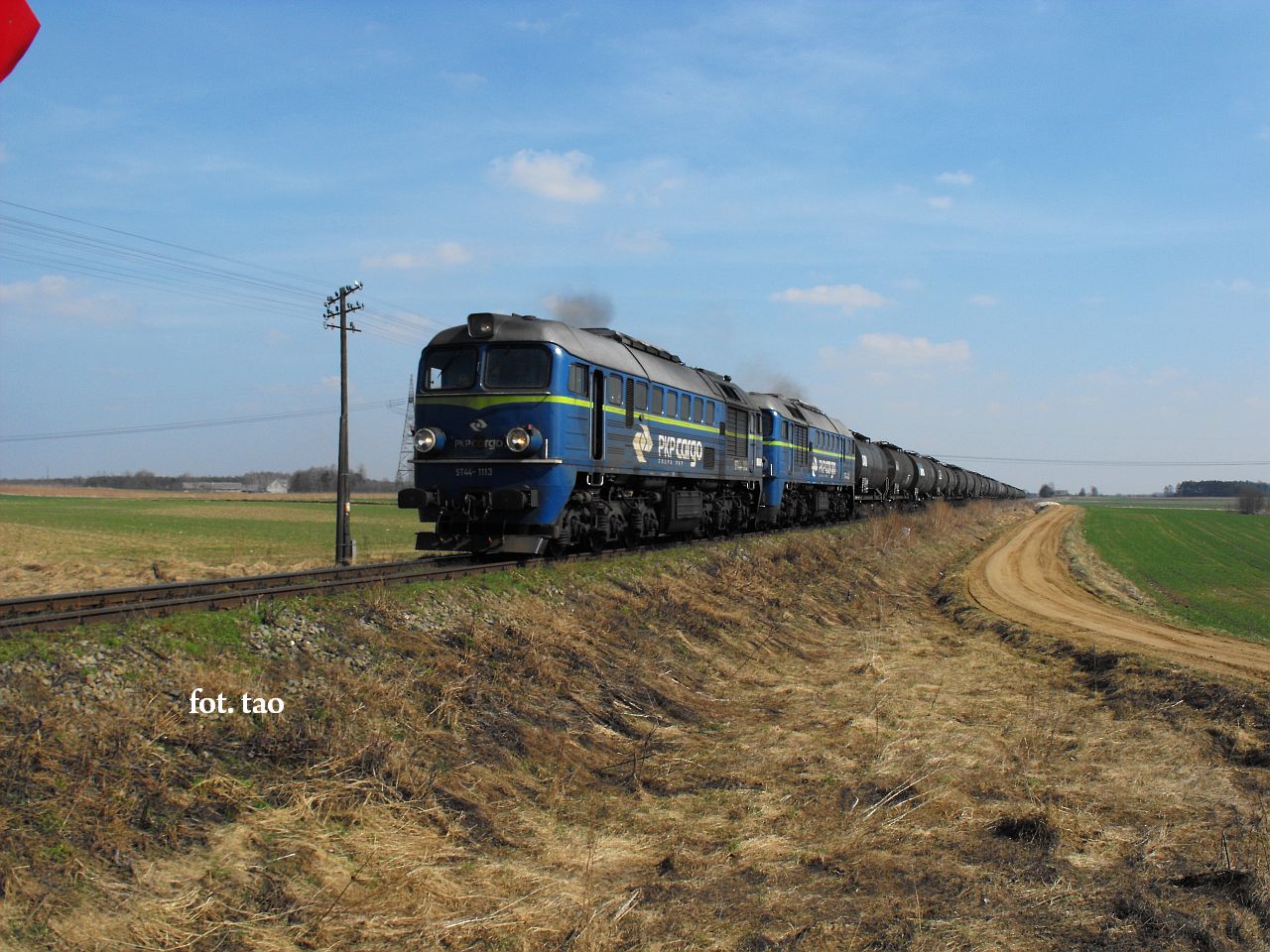 Niedzielna wycieczka rowerowa, 3.04.2011r. Skad towarowy PKP Cargo mknie w stron Torunia. Foto wykonano z przejazdu kolejowego w okolicy wsi Pawowo.