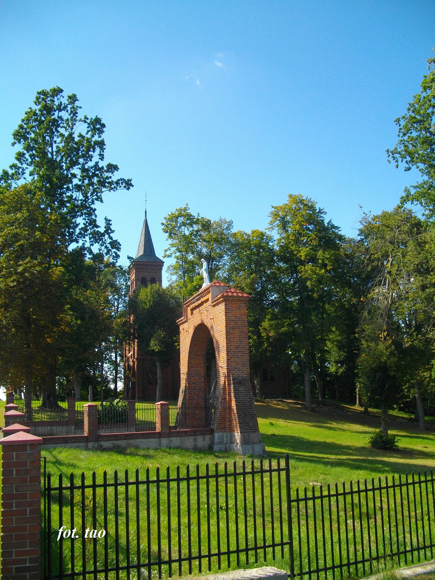 Sanktuarium w urawinie. Widok od strony wjazdu z Mochowa, sierpie 2025 r.