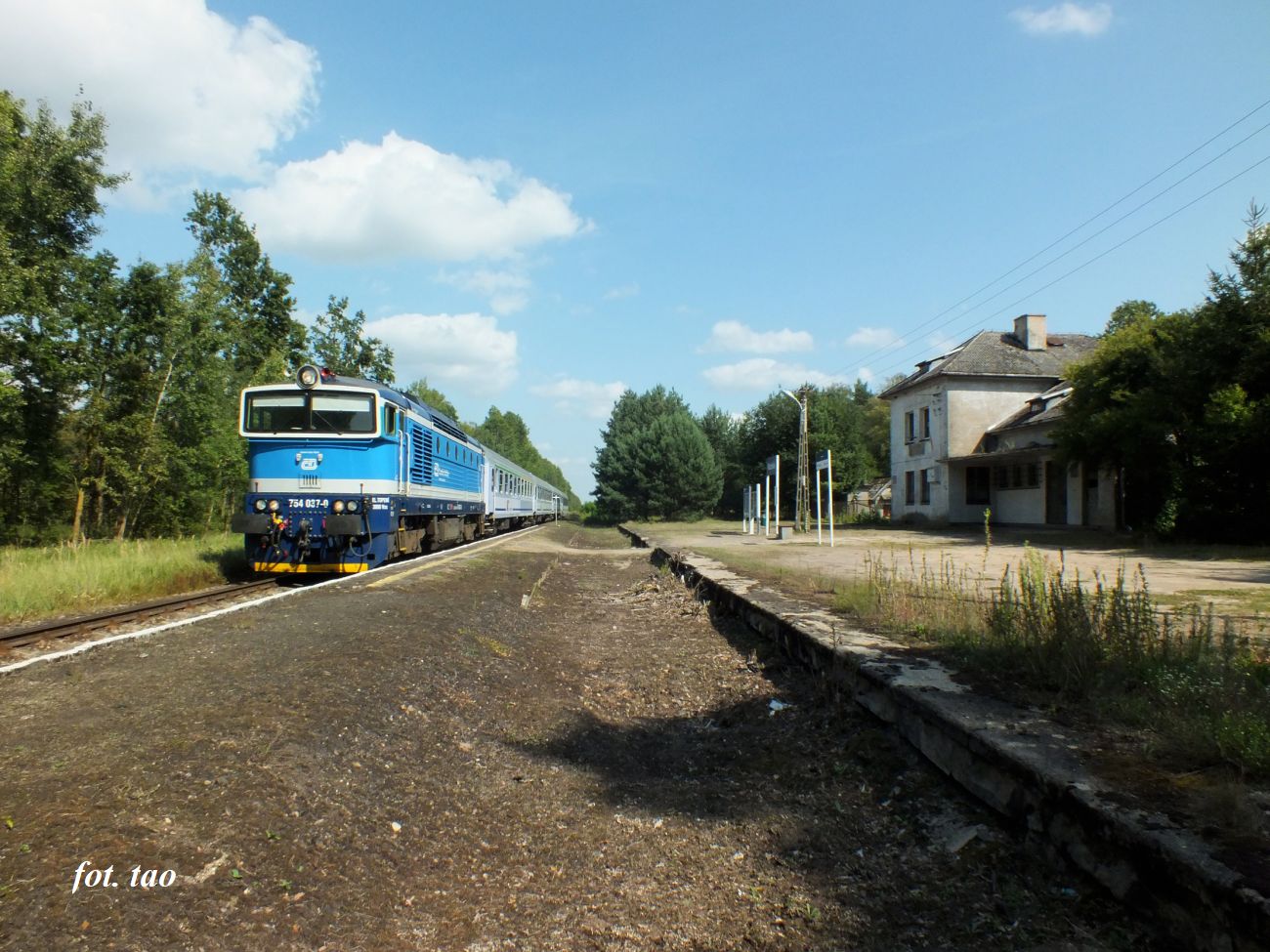 Stacja Kozioek. Na torze gwnym przejedajcy pocig osobowy do Gdyni, sierpie 2025 r.