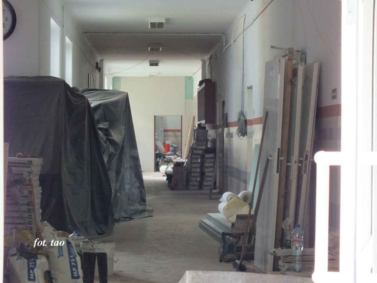 Remont szko�y podstawowej w&nbsp;Sudragach. Na fotografii g��wny korytarz na parterze, lipiec 2025&nbsp;r.