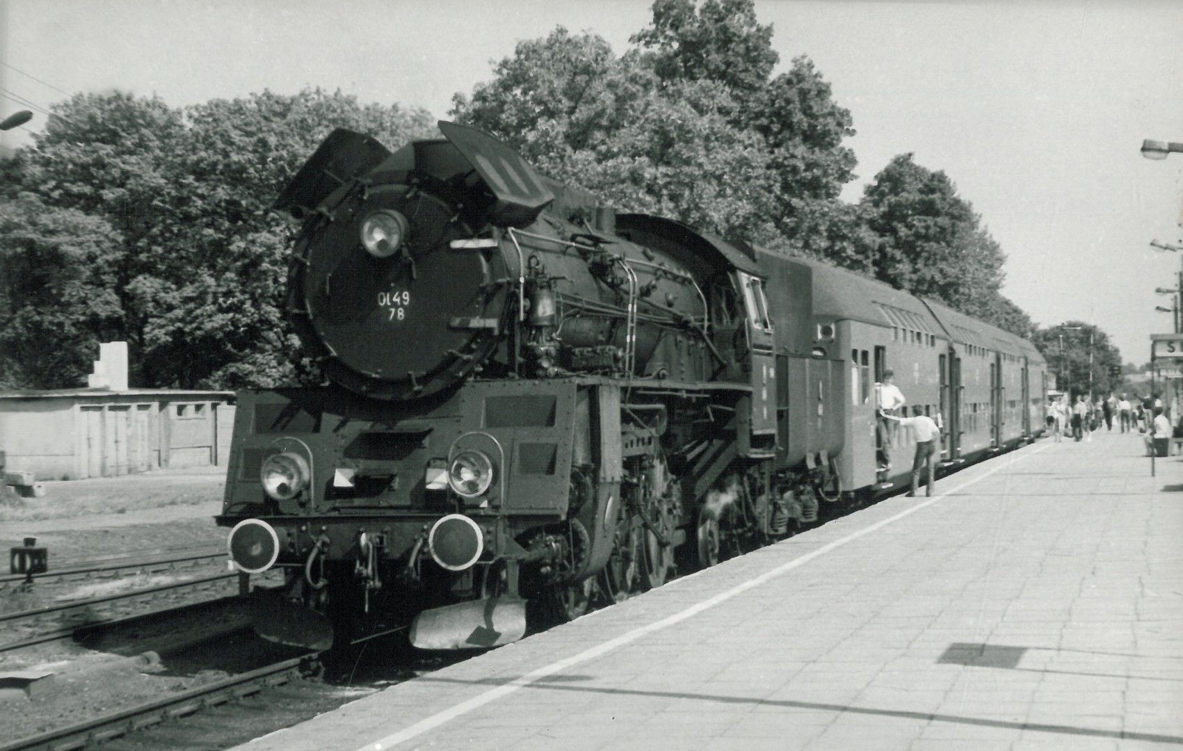 Parowóz Ol49-78 z wagonami Bhp jako pociąg osobowy nr 15031 z Sierpca do Torunia na stacji w Sierpcu. 26 maja 1989 r. Fot. Andrzej Grycuk. Sygnatura: 4608/72.
