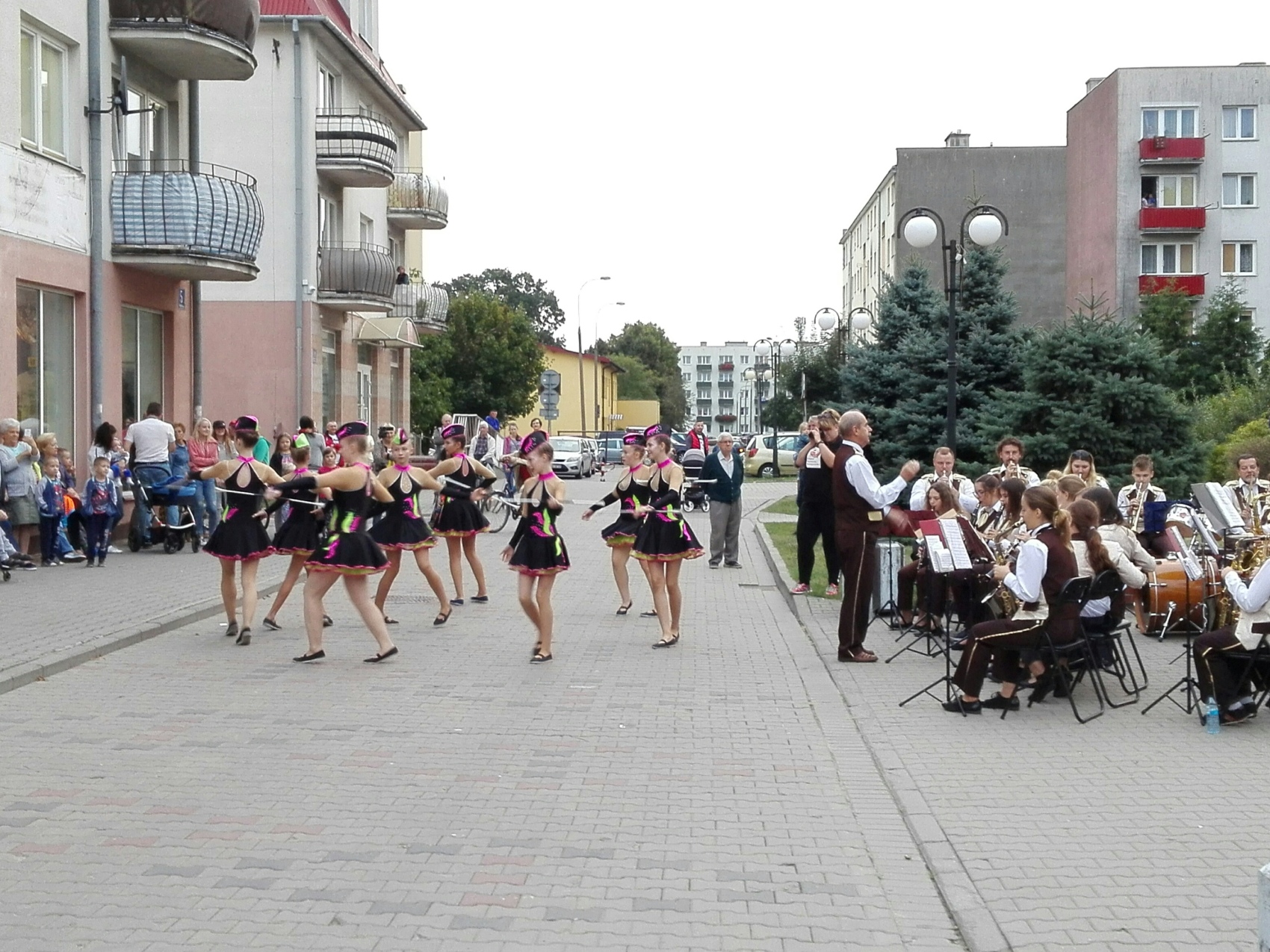 Miejska Młodzieżowa Orkiestra Dęta OSP Sierpc wraz z grupą mażoretek zagrała w piątek 14 września 2018 r. na Placu Europejskim koncert z cyklu 