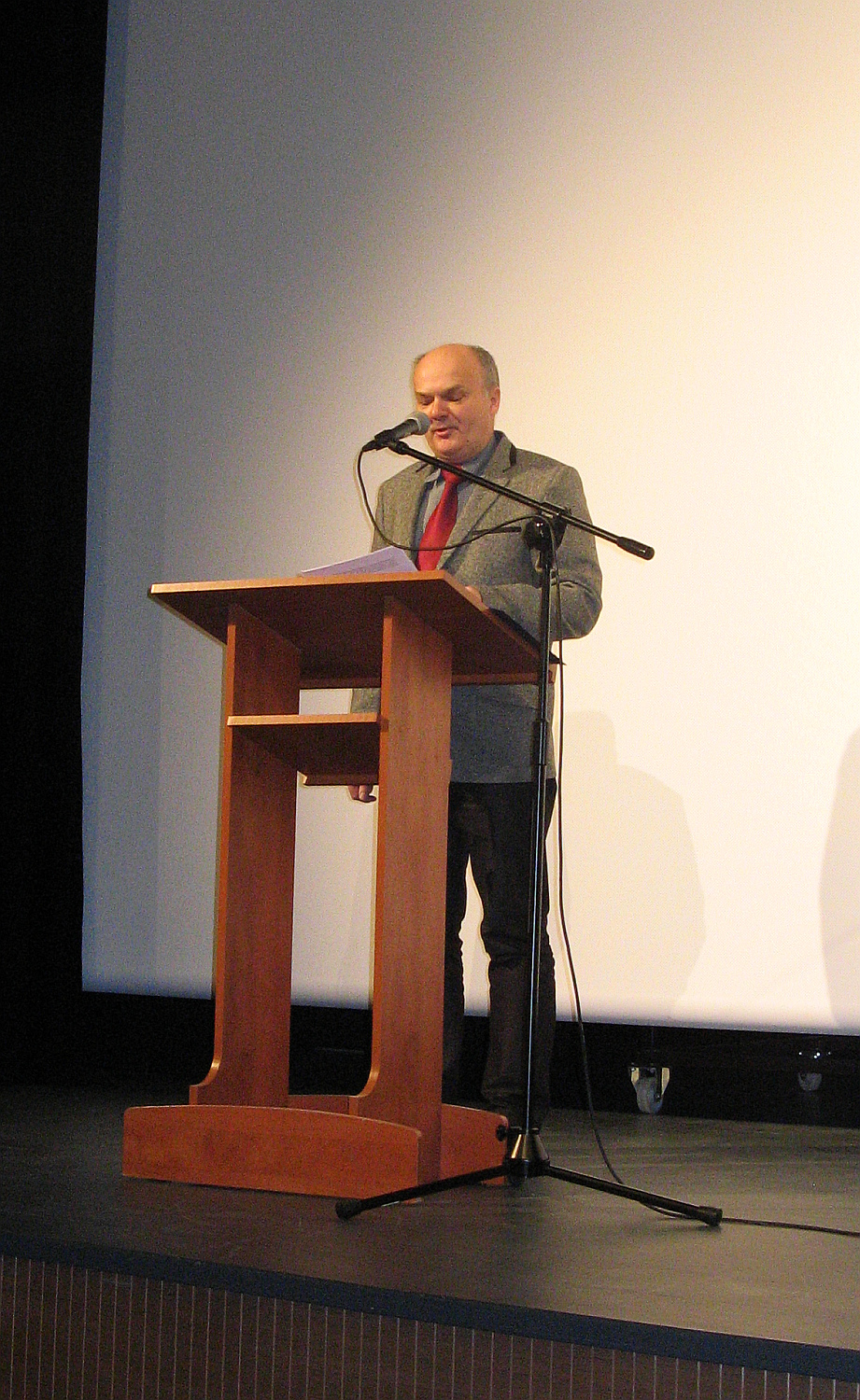 Prof. dr hab. Grzegorz Radomski w trakcie prelekcji Powstanie Styczniowe na ziemi sierpeckiej, 26.01.2013 r.