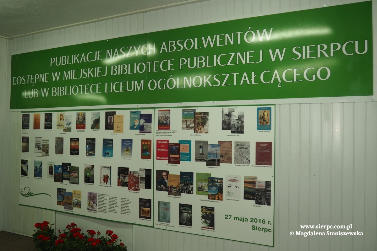 W gmachu Szkoy przygotowano liczne wystawy, np. publikacji napisanych przez absolwentw LO