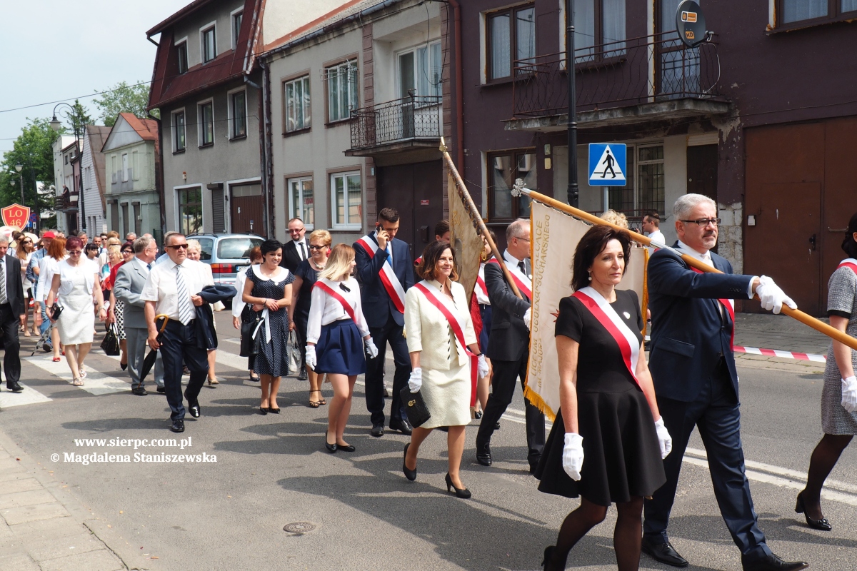 Przemarsz uczestnikw VI Zjazdu Absolwentw Liceum Oglnoksztaccego w Sierpcu ulicami miasta