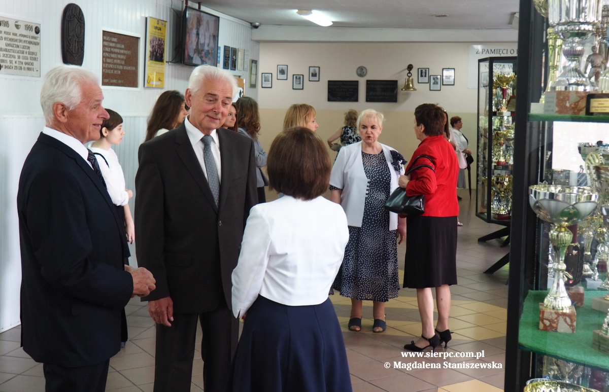 Spotkania po latach sprzyjay rozmowom - na pierwszym planie zdjcia byy dyrektor LO Lech Dobrosielski, wieloletni nauczyciel Kajetan Dobrosielski oraz wicedyrektor LO Ewa Jancewicz