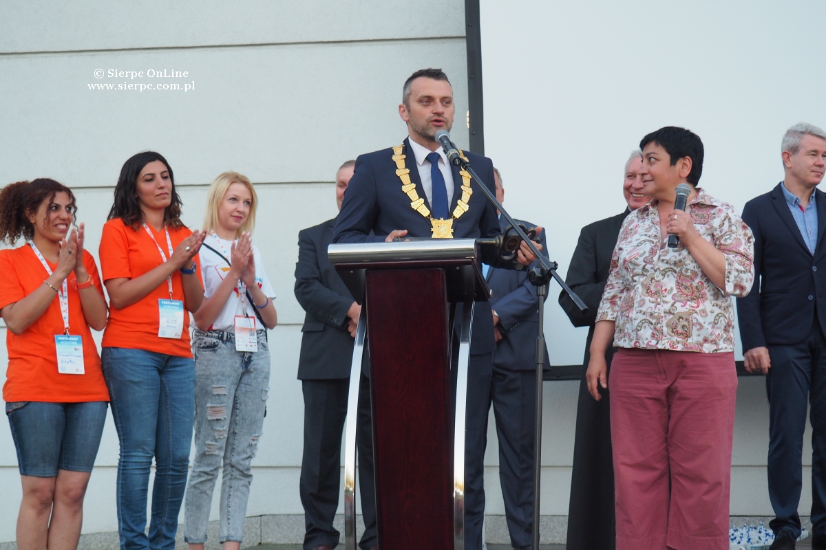 Symboliczny klucz do miasta przekaza modym burmistrz Jarosaw Perzyski